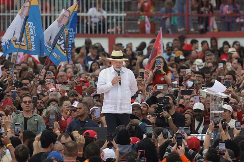 Lula, Bolsonaro in technical tie ahead of Brazil election, poll shows