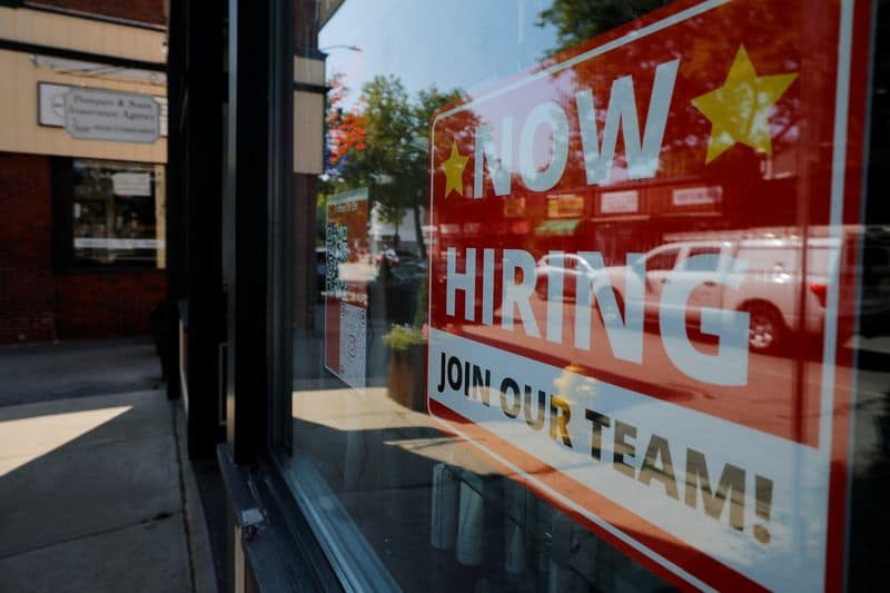 US jobless claims rise slightly, labor market remains stable