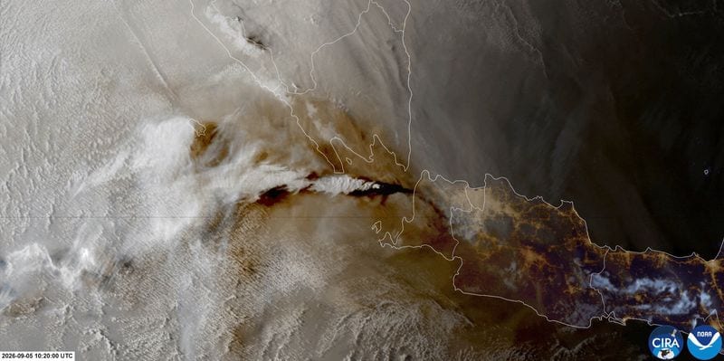 Indonesia volcano eruption strands 270,000 as airports extend closure