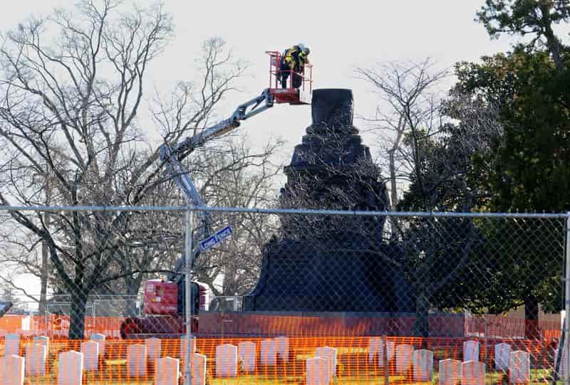 Trump administration removed criticism of Confederate statue