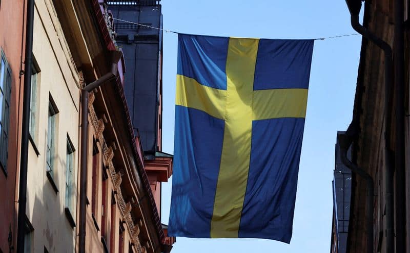 Sweden's Liberals clear parliament threshold in poll, pointing to close election
