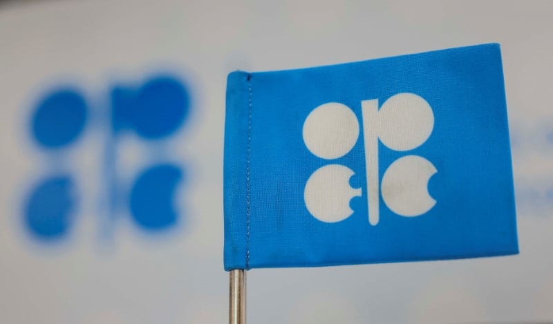 OPEC oil output fell 640,000 barrels a day in August