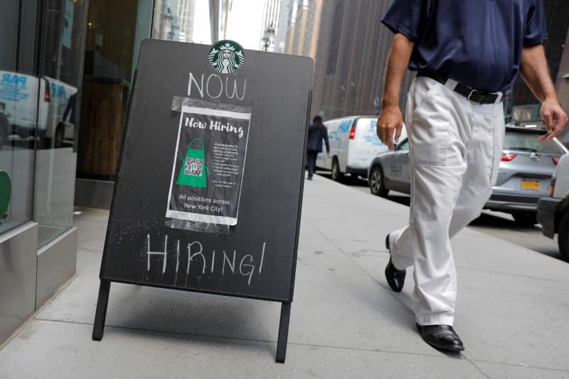 US jobless claims fall slightly, signaling continued low layoffs
