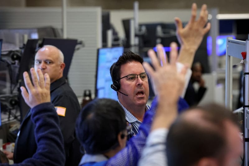 US producer prices rise 0.4% in August, S&P 500 futures extend losses