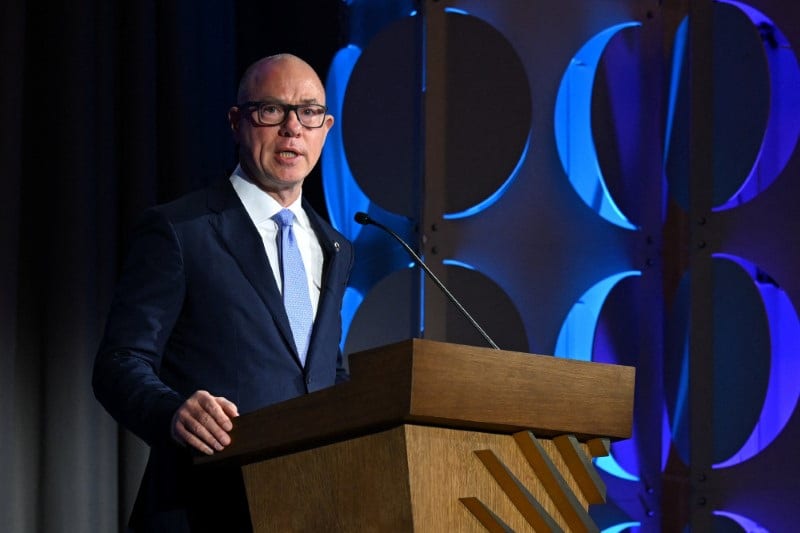 FAA chief meets airline CEOs on plan to cut flight delays
