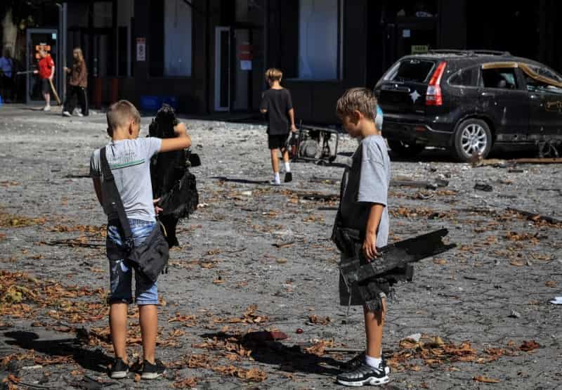 Russian strikes kill 6, injure dozens in Ukraine