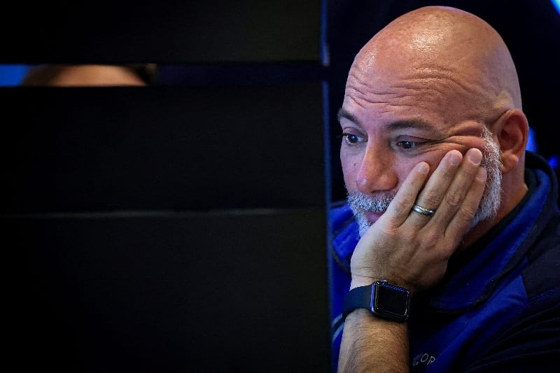 Global stocks slide as oil surges, Fed and BoJ eye rate hikes
