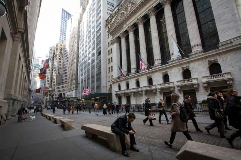 Hedge funds ramp up bets against consumer stocks, cut AI exposure