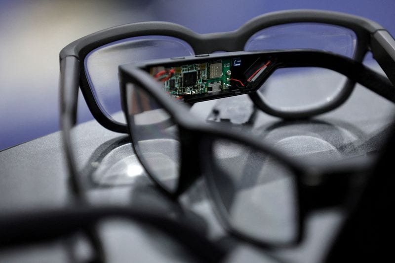 Australia considers banning smart glasses in government buildings