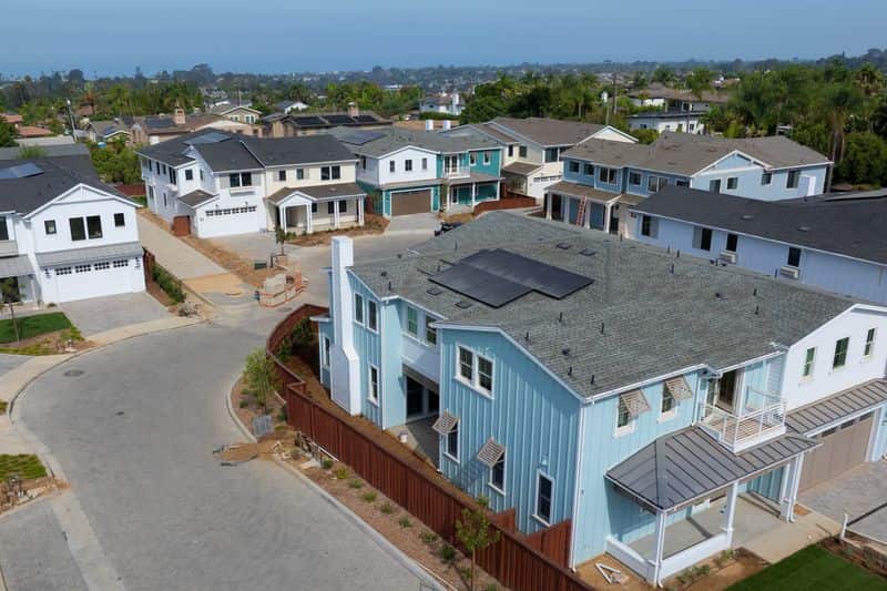 US single-family housing starts rise in August, permits fall