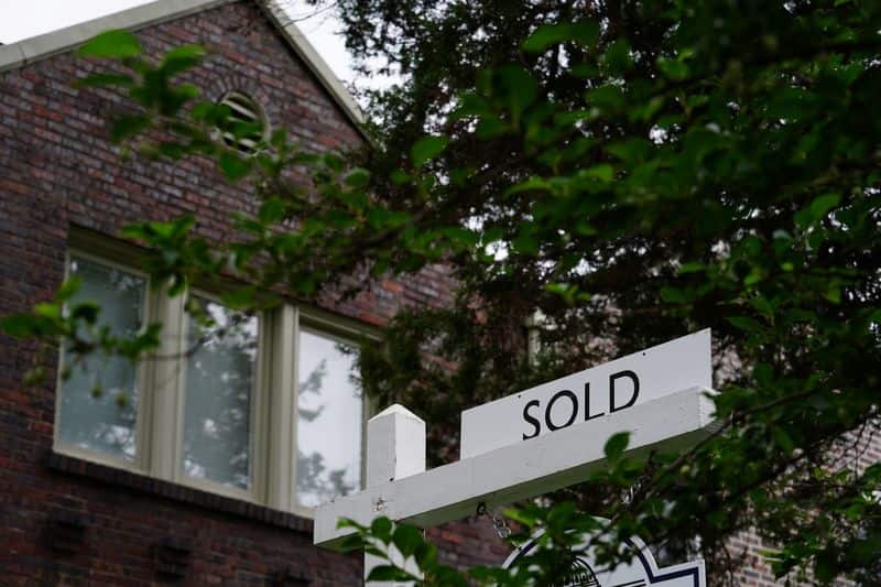 US pending home sales unexpectedly rise in August, trend remains weak