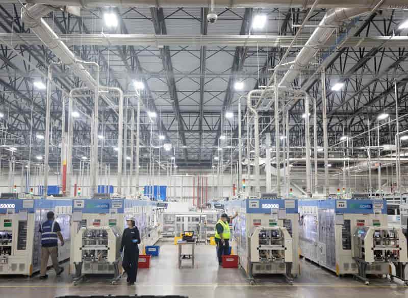 US manufacturing output unexpectedly falls in August