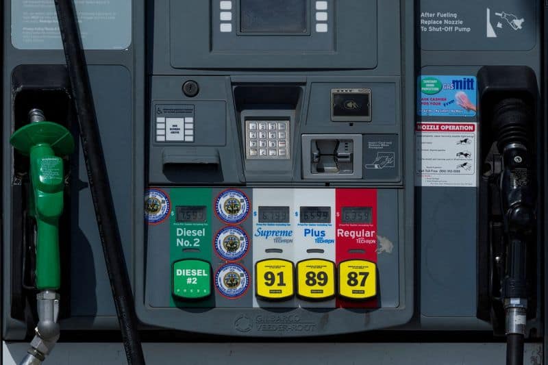 Oil prices dip on conflicting supply reports; markets eye diplomacy