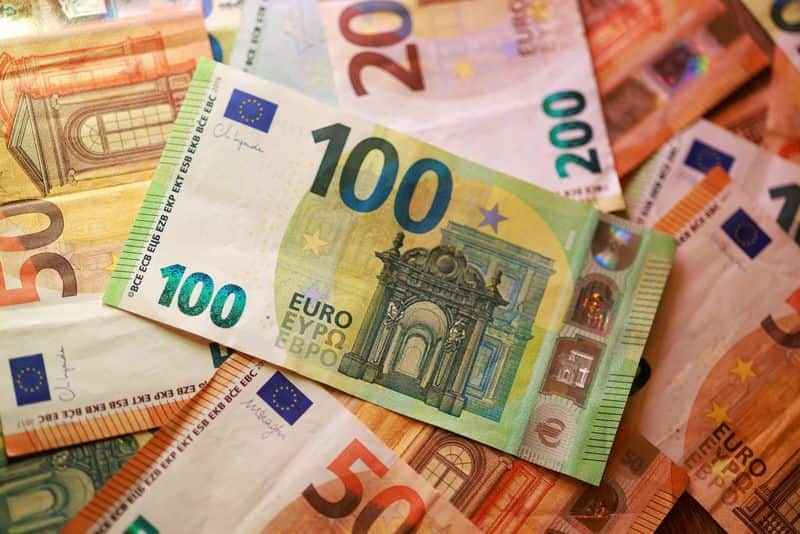 Hungarian bonds rally as central bank cuts inflation target, eyes euro path