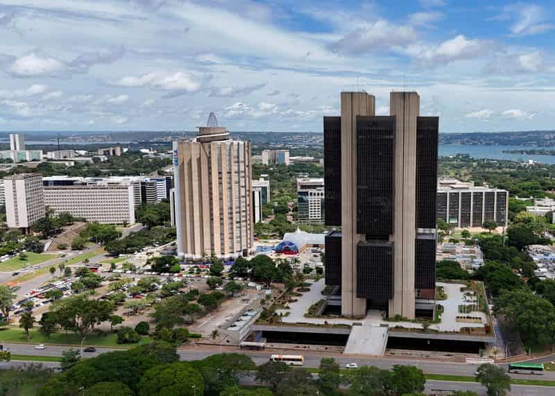 Brazil central bank sees inflation near target, trims growth outlook