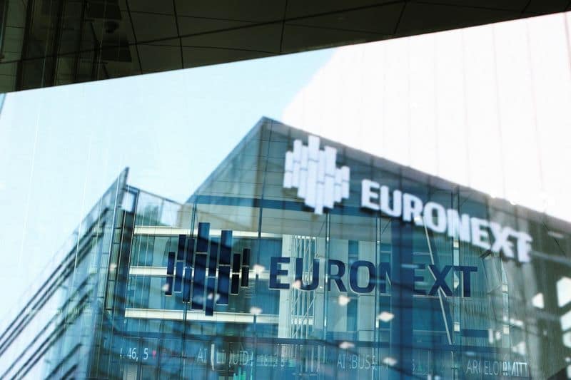 French debt risks mount as bond yields, CDS widen