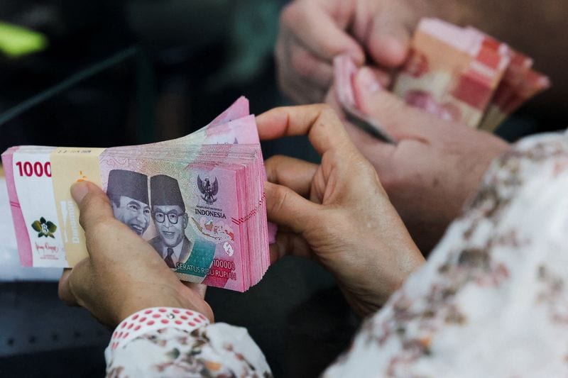 Rupiah heads for biggest weekly fall since May on higher US yields, firm dollar