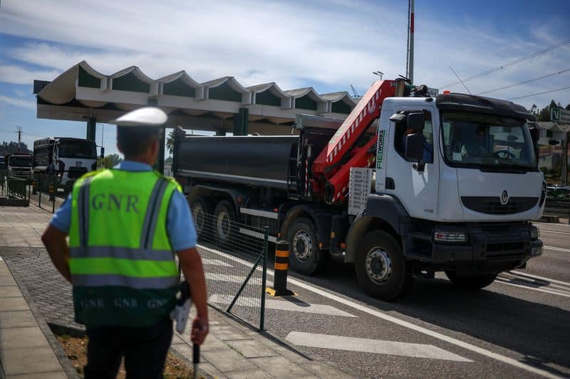 Portugal truckers, commuters protest soaring fuel prices