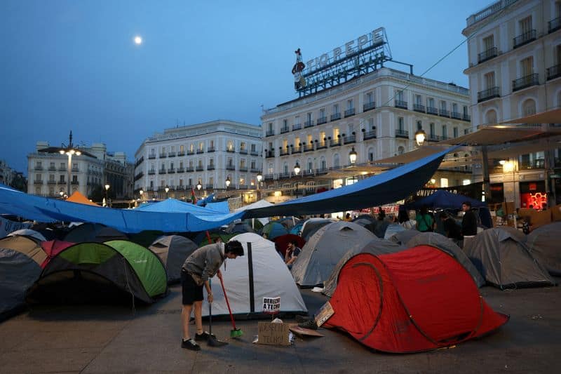 Madrid housing protests enter third day after pensioner's eviction