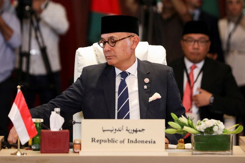 Indonesia president replaces foreign minister