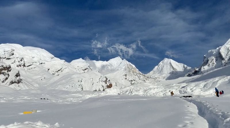 Avalanche kills 15 Nepali workers preparing Himalayan camp