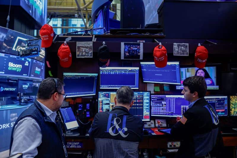 US stock futures dip as tech stocks pause, yields and oil stay high