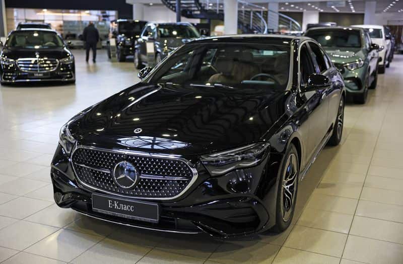 Mercedes-Benz Q3 car sales fall 8% on China weakness, EV sales up 52%