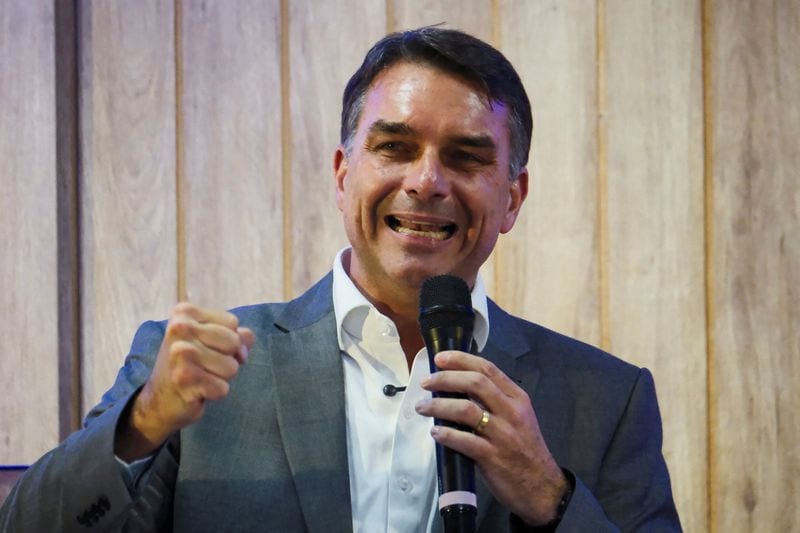 Flavio Bolsonaro leads Lula slightly in Brazil runoff poll