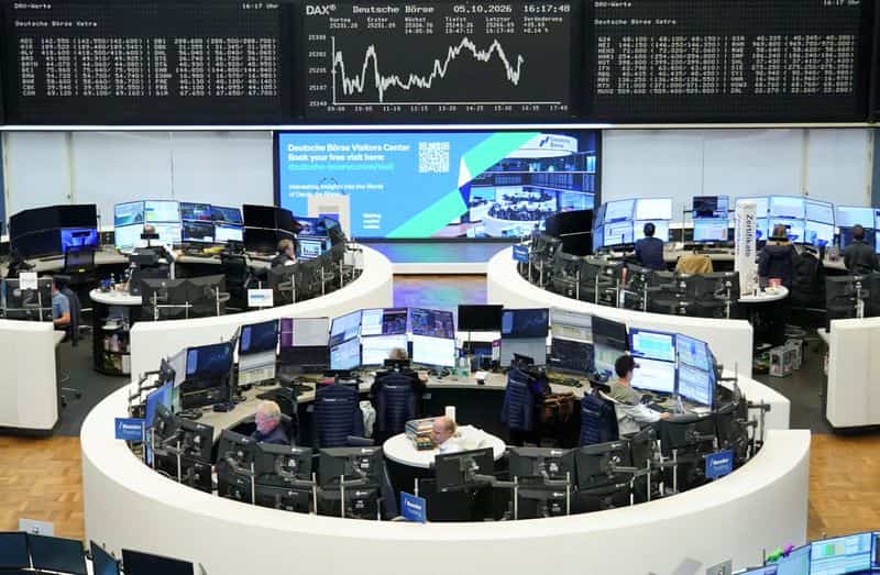 European shares rise on lower oil prices, bank strength ahead of earnings