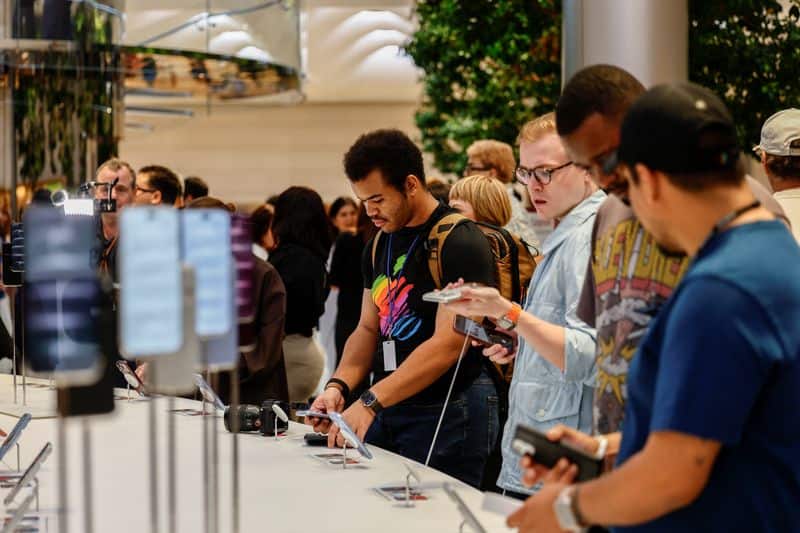 Global smartphone shipments hit 14-year low amid memory chip costs