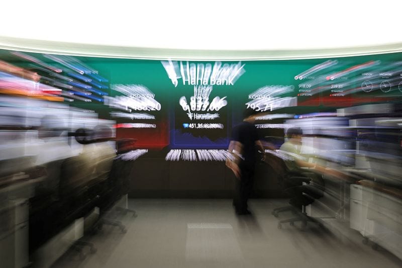 Asian stocks dive as focus on earnings, geopolitics