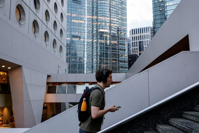 Asian investors flock to hedge funds amid market volatility