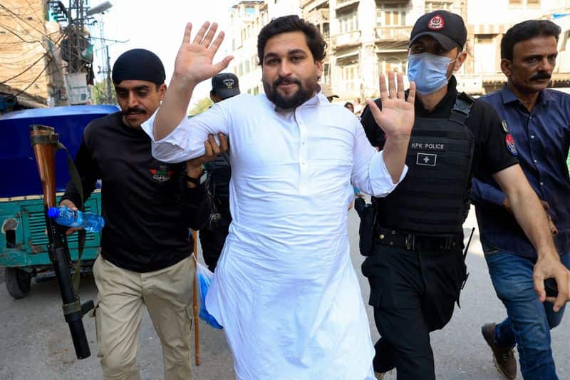 Pakistan police fire tear gas, rounds at Imran Khan backers