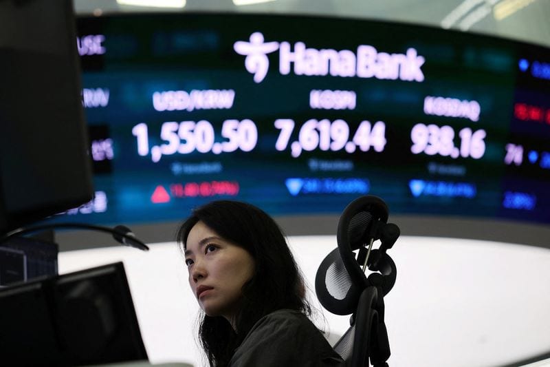KOSPI stocks halt trading for 20 minutes amid tech rout