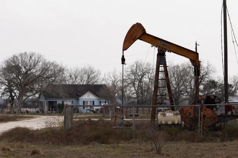 Oil prices fall as investors weigh supply outlook, Middle East tensions