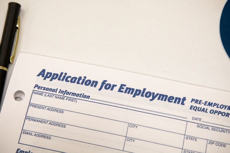 US jobless claims rise slightly, labor market remains stable