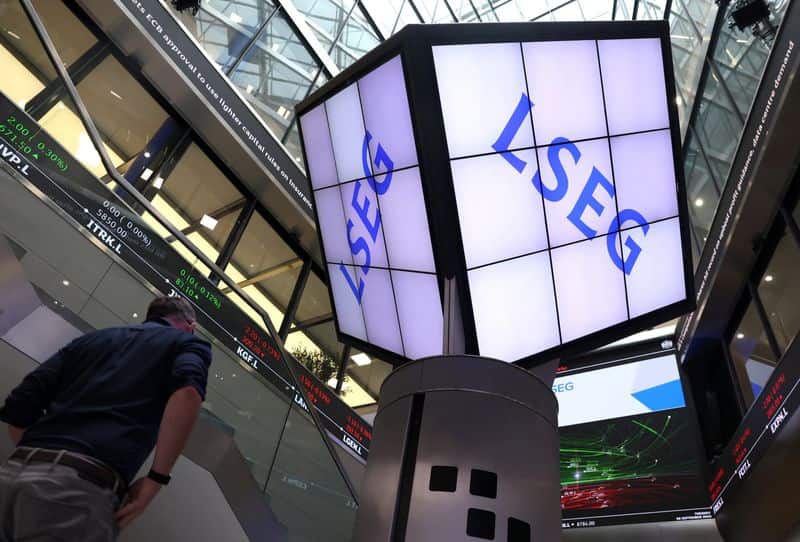 UK stocks eye weekly gains as investors favor defensive sectors