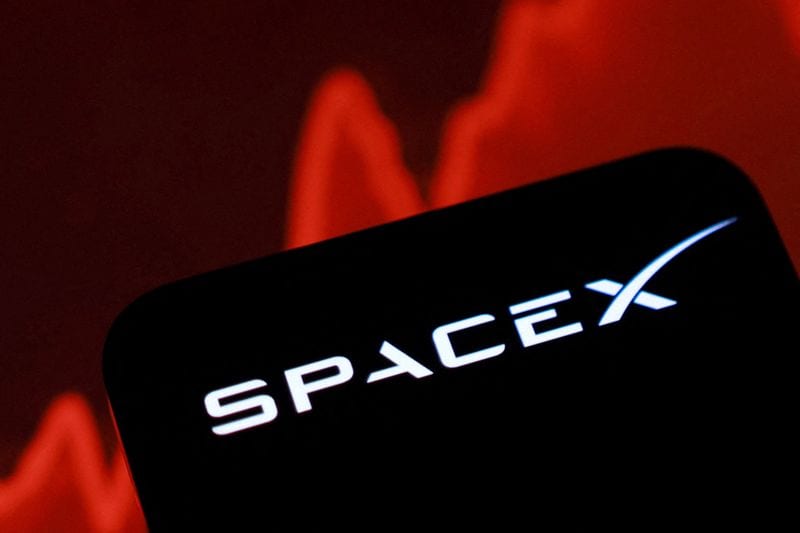 SpaceX seeks access to 80,000 US cell sites for wireless network