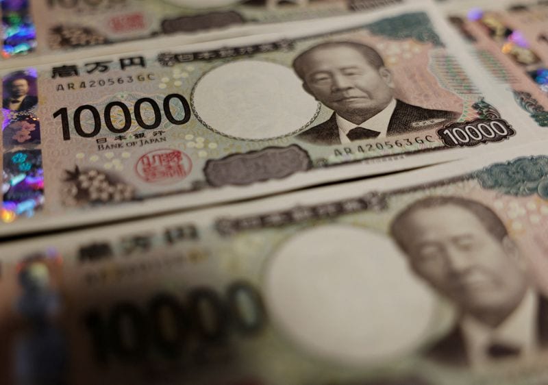Yen gains as AI jitters spur safe-haven demand