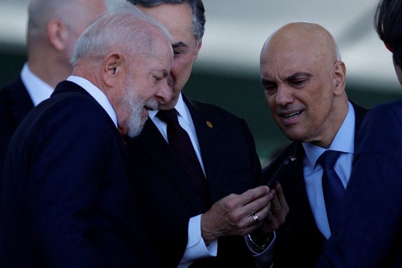 Lula adopts smartphone to connect with Brazil's online voters