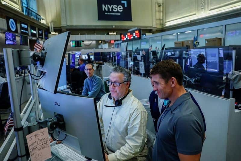 Bond investors weigh AI, deficits over Fed policy