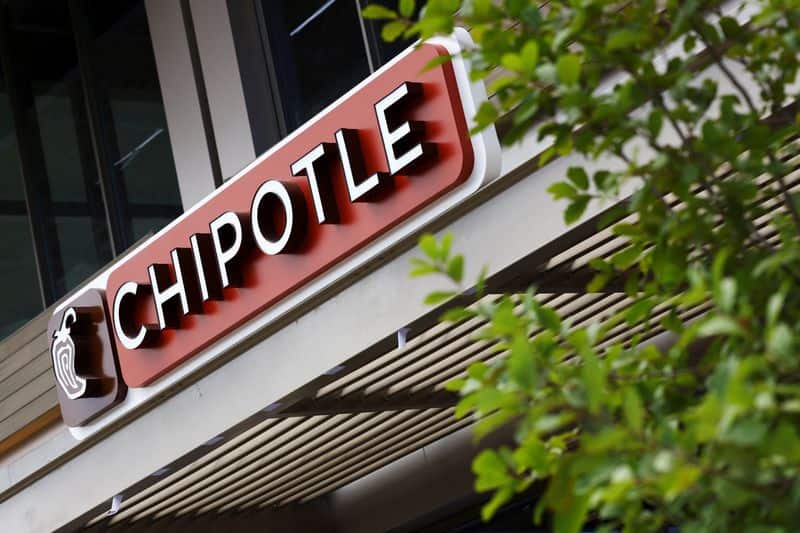 Chipotle comparable sales rise 2.1% in latest quarter