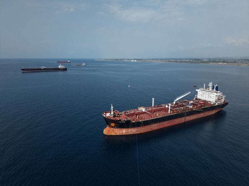 US oil prices fall as investors gauge Mideast supply risks