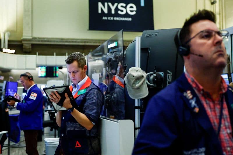 US stock index futures pare losses after inflation and GDP data